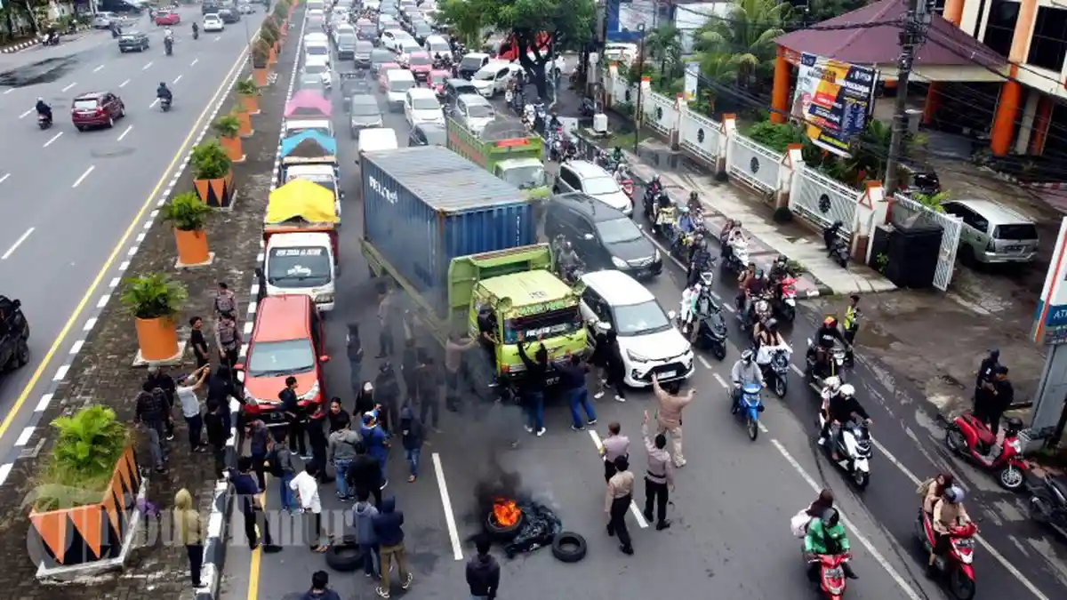 Bakar Ban, HMI Korkom UNM Buat Macet Jalan Ap Pettarani - hmimacet1.jpg