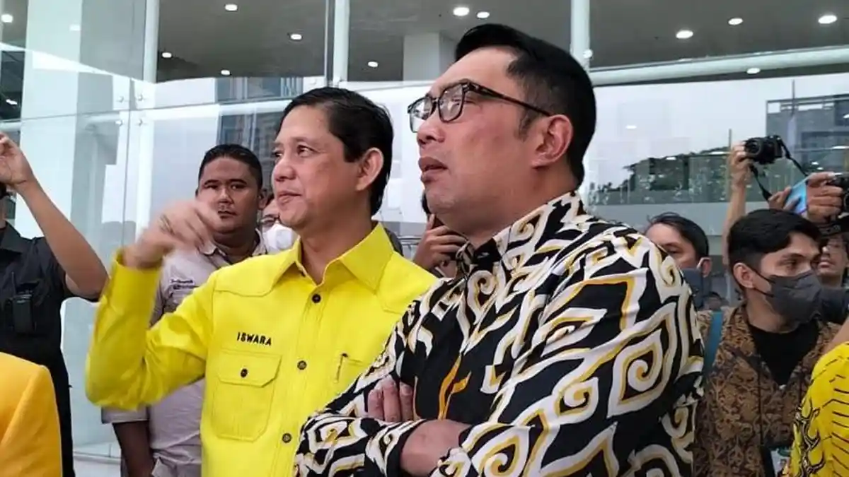 Ridwan Kamil Tiba di Kantor DPP Partai Golkar Pakai Kemeja Batik