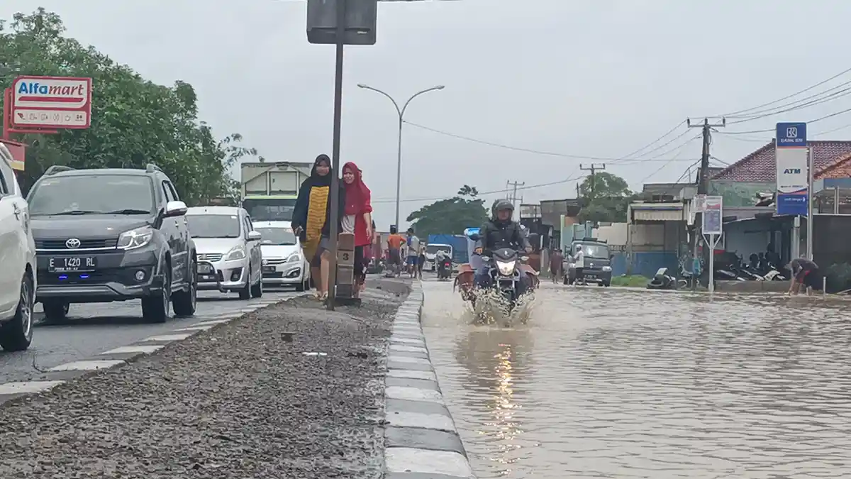 Jalur Pantura Indramayu Banjir, Kendaraan Padat Merayap, Antrean Sampai 2 Kilometer