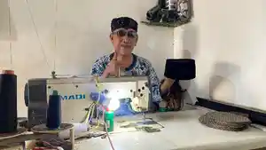Manaf-Abdi-65-pengrajin-peci-asal-Desa-Kapu.jpg