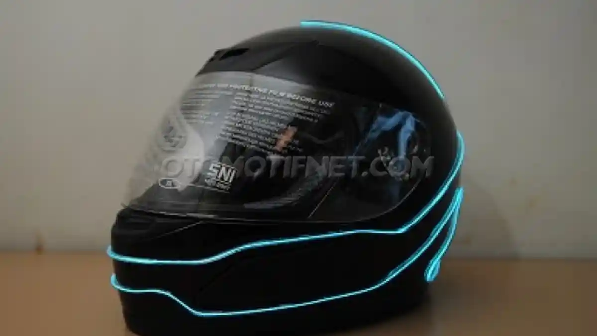 Pasang Lumilight Pro Biar Helm Bisa ‘Menyala’ di Malam Hari