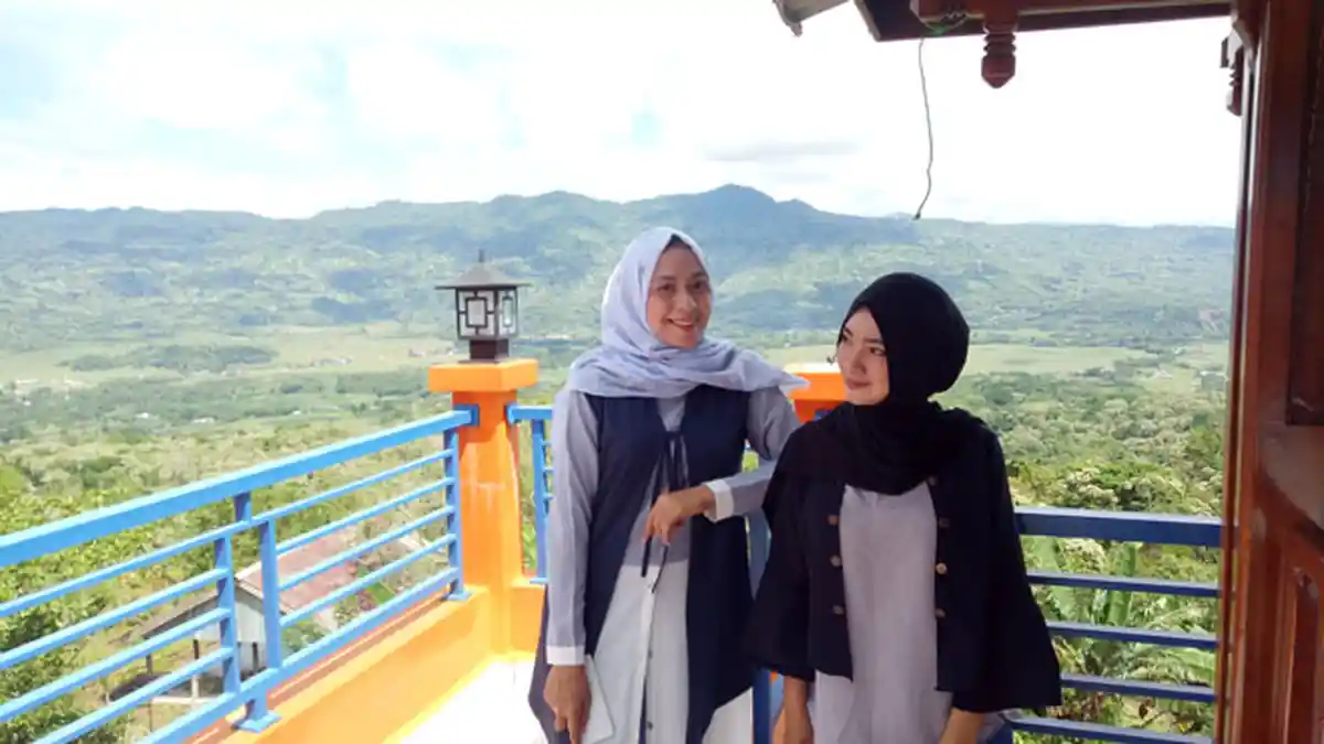 Wisata Puncak di Camba Ini Enaknya Dinikmati Ramai-ramai - wisatawan-puncak-camba-maros_20171128_224211.jpg