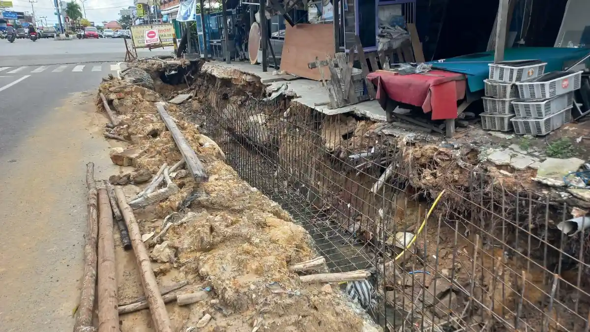 Rumah Warga Terancam Ambruk, Proyek Rp7 Miliar di Jalan Suryanata Bontang Utara Dikecam