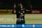 gelandang-persebaya-surabaya-irfan-jaya-selebrasi-usai-mencetak-gol-ke-gawang-psms-medan_20180718_214949.jpg