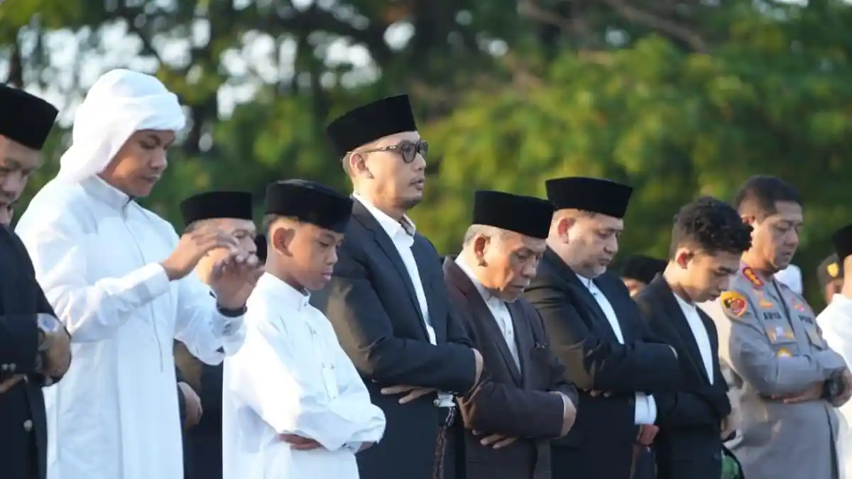 Appi, Melinda, Aliyah, dan Kapolrestabes Makassar Salat Idul Adha di Lapangan Karebosi