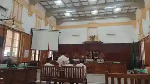 Mantan-direktur-PTPN-II-Irwan-Perangin-angin-terisak-saat-membacakan-nota.jpg