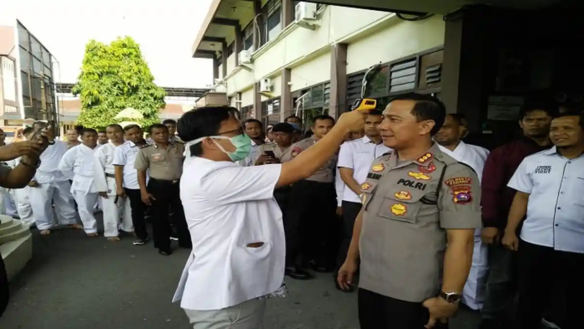 Kapolresta dan Seluruh Pengunjung Mapolresta Cek Suhu Tubuh, Antisipasi Penyebaran Covid-19