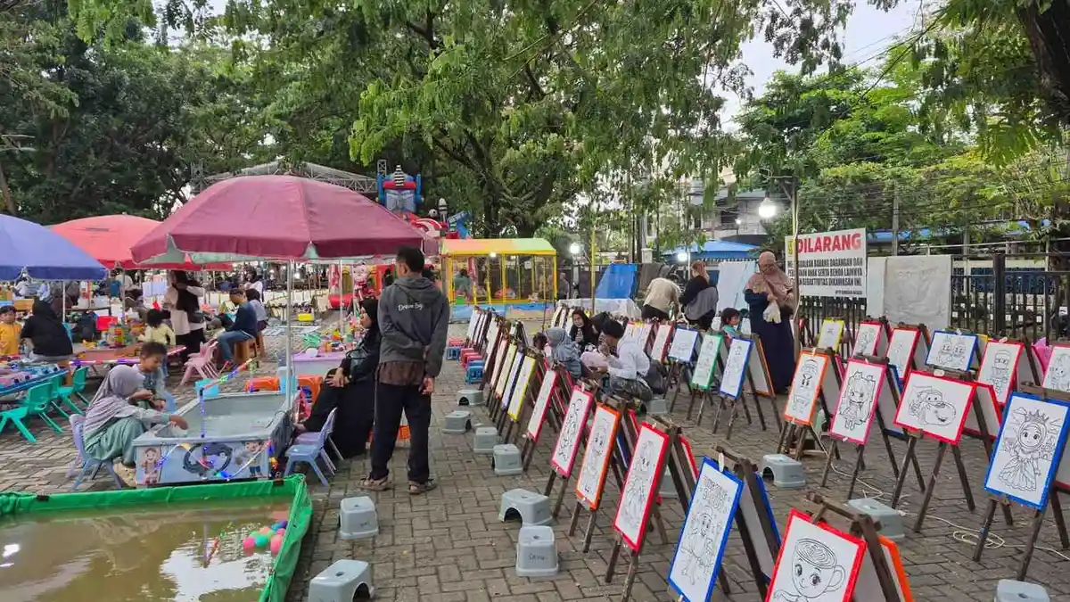 SIRING MENARA PANDANG BANJARMASIN - Suasana wisata Siring Menara Pandang Banjarmasin tampak ramai dikunjungi pada akhir pekan, Minggu (9/11/2025).