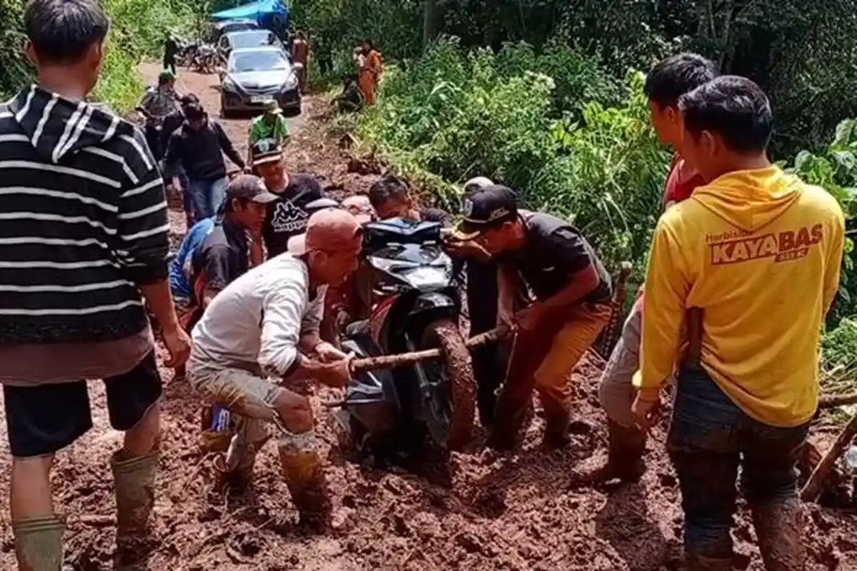 Imbas Longsor OKU Selatan Tutup Akses Jalan 3 Kecamatan, Warga Berjibaku Tandu Motor Pakai Kayu