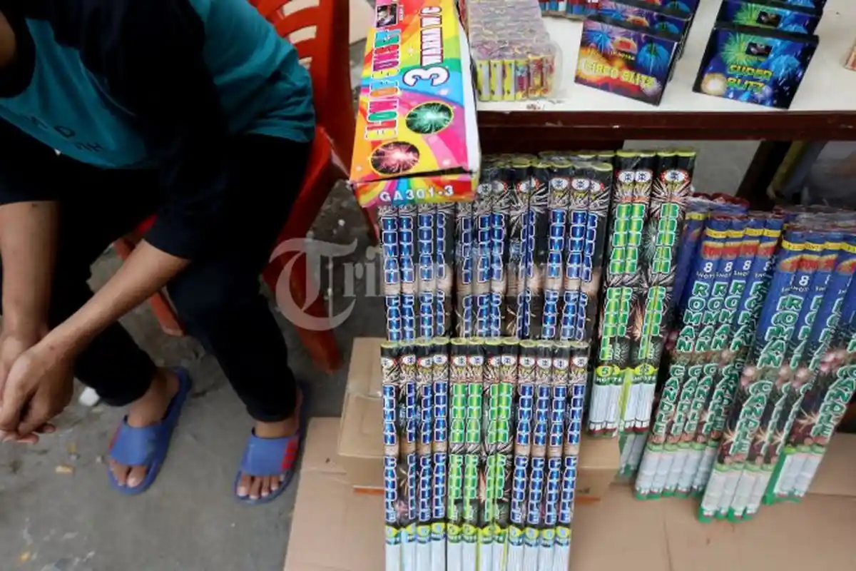 FOTO: Jelang Pergantian Tahun, Pedagang Petasan dan Kembang Api Mulai Marak di Jalan - 25122018_petasan.jpg