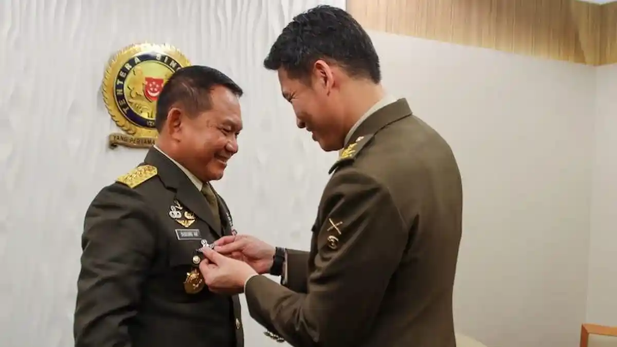 KSAD Jenderal Dudung Terima 2 Penghargaan Dari Angkatan Darat Singapura