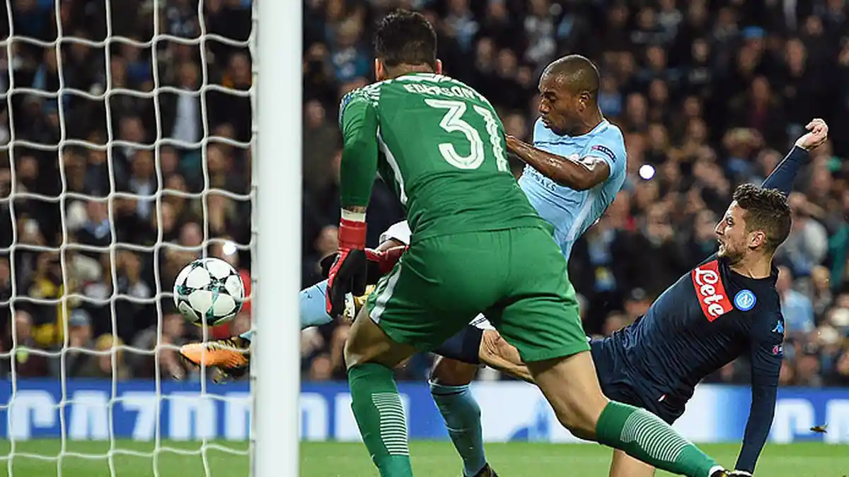 Kiper Manchester City Klaim Bisa Mainkan Bek Sayap