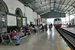 tunggu-ka-siliwangi-stasiun-sukabumi.jpg