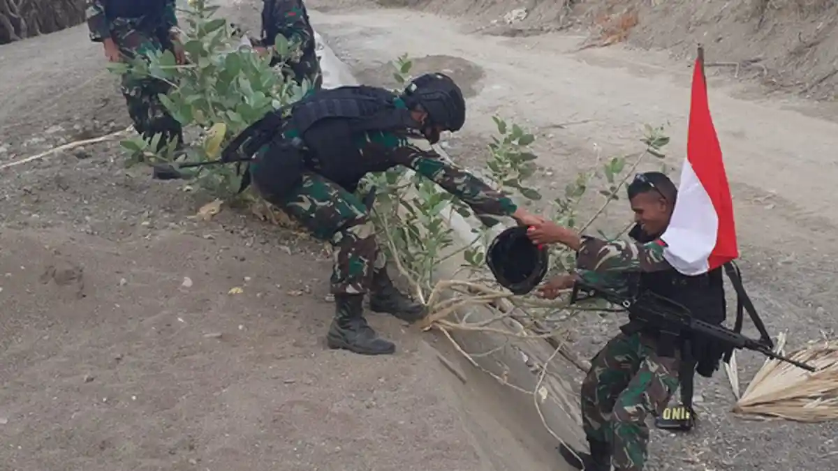 Perwira Topografi Satgas Pamtas RI-RDTL Yonif RK 744/SYB Terjun ke Medan Operasi