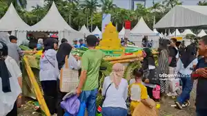 Warga-jakarta-rebutan-tumpeng.jpg