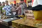 08102016-benda-keramat-dari-makassar-untuk-buktikan-penipuan-dimas-kanjeng_20161008_001220.jpg