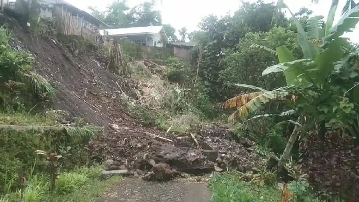 BPBD Lombok Timur Bersihkan Material Longsor di Jalur Wisata Air Terjun Sarang Walet