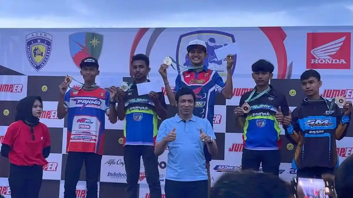 Final Kejurda Balap Motor IMI Aceh di Sirkuit Buatan Lanud SIM, Pengusaha T Irsyadi Serahkan Hadiah