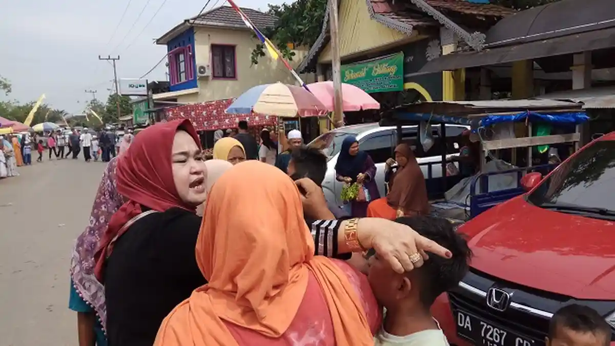 Diserbu Pengemis Cilik, Peziarah di Makam Arsyad Al Banjari Terpaksa Ditarik Suaminya