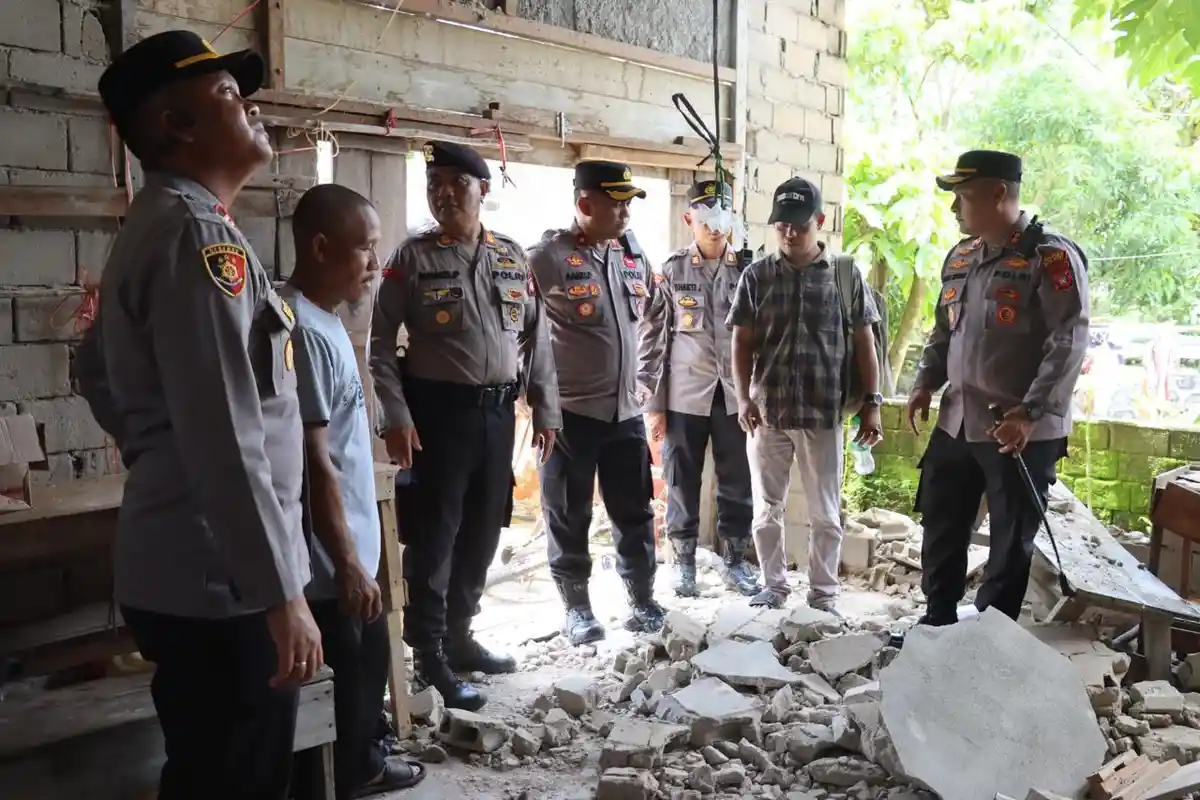 Kapolres Melawi Pantau Lokasi dan Salurkan Bantuan Kepada Korban Angin Puting Beliung