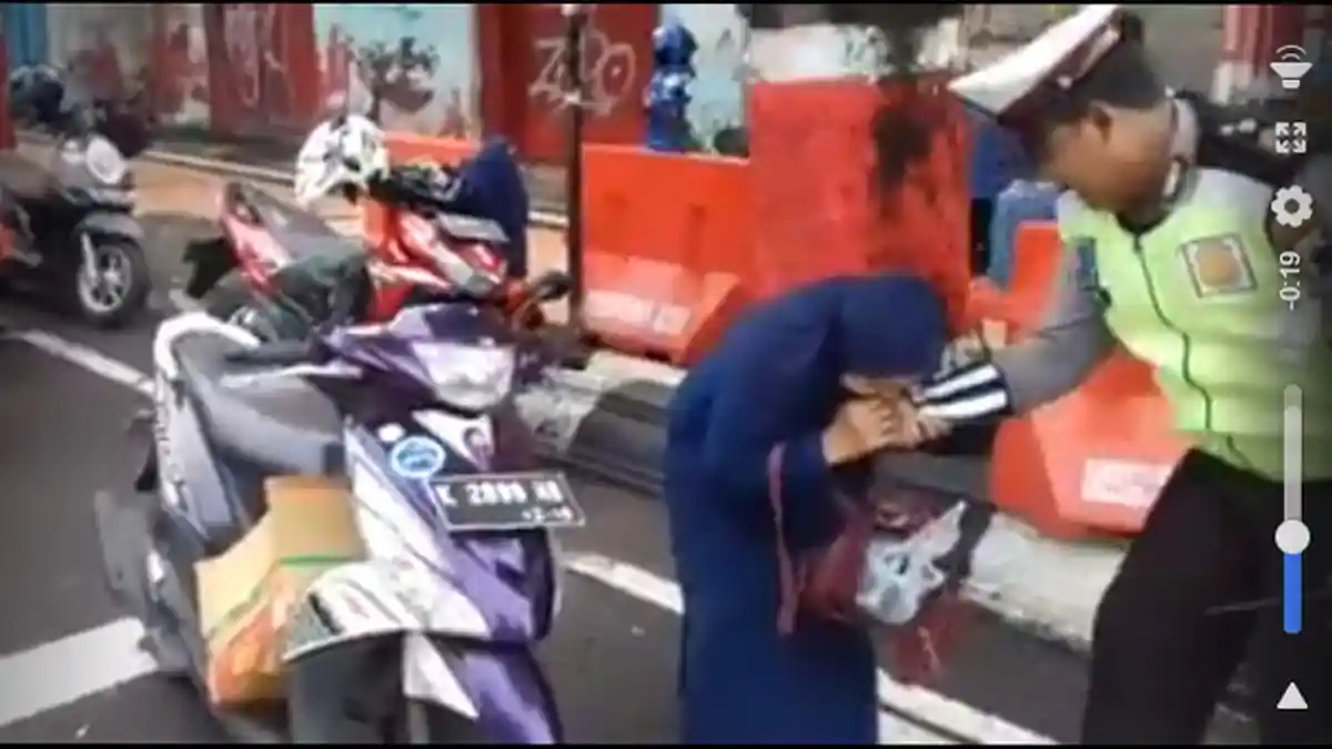 Heboh! Ternyata Ini Penyebab Seorang Wanita yang Mengigit Polisi Tak Pakai Helm