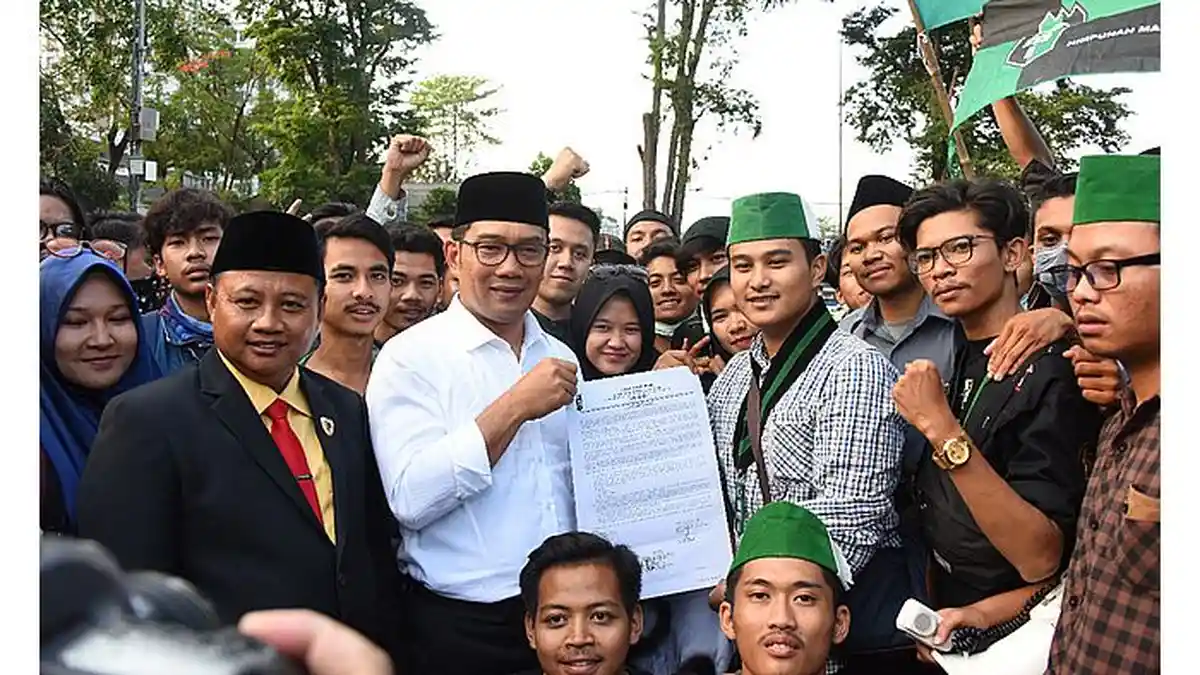 Ridwan Kamil dan Uu Ruzhanul Ulum Kembali Temui Pendemo di Depan Gedung Sate
