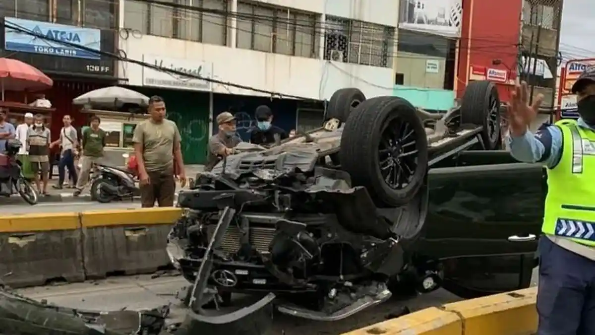 Mobil Fortuner Kendaraan Dinas TNI Kecelakaan Ringsek dan Terbalik, Petugas Masih Minim Komentar
