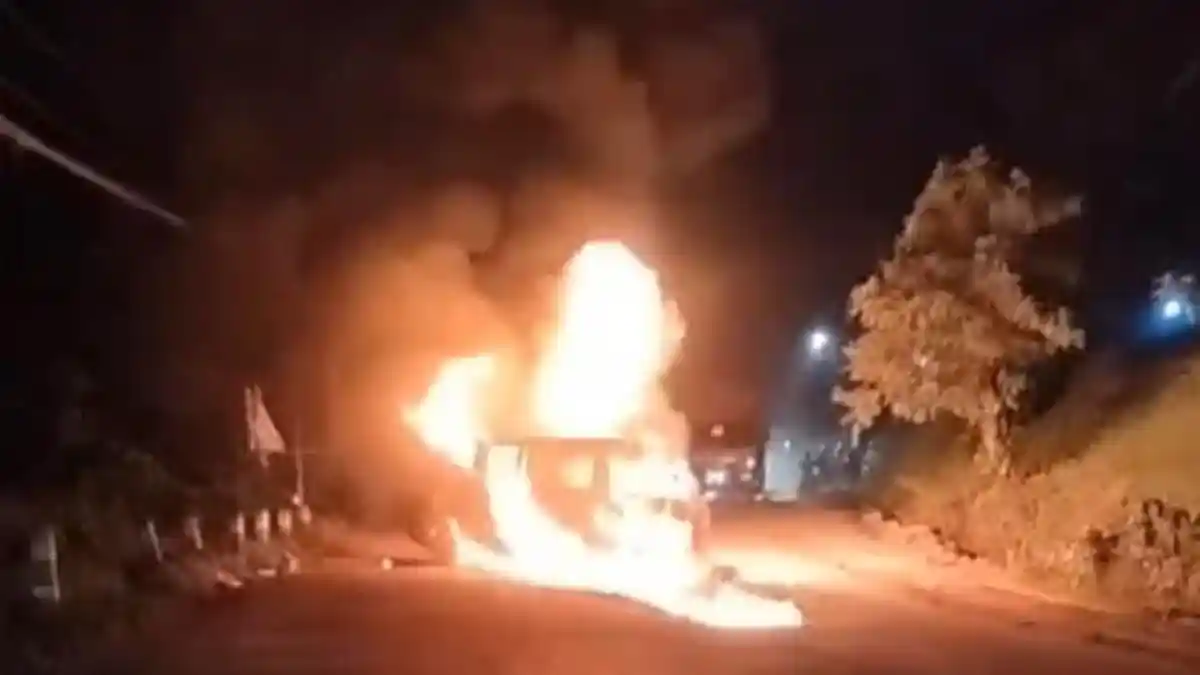 Gerak Cepat Damkarmat Padamkan Mobil Terbakar di Pringsewu