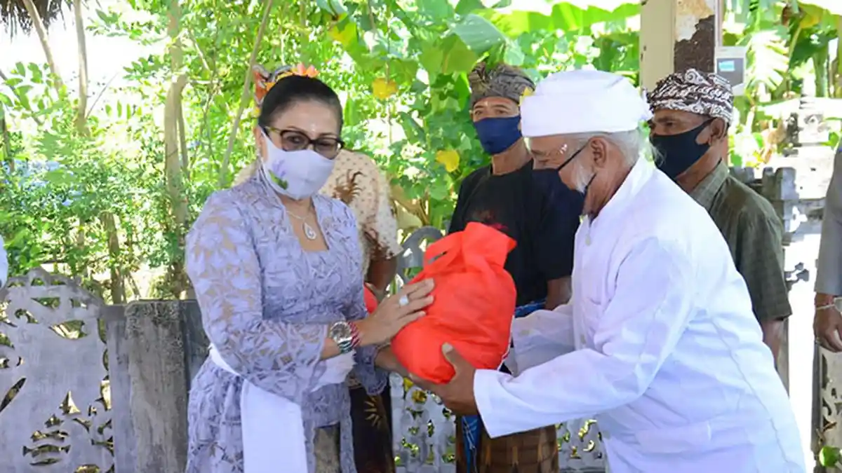 Serahkan Bantuan Sembako di Buleleng, Putri Suastini Ajak Warga Disiplin Lakukan Protokol Kesehatan