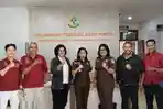 Penyerahan-tersangka-dan-barang-bukti-kasus-dugaan-TPPO-ke-Kejari-TTS.jpg