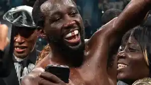 Terence-Crawford-mencatatkan-kemenangan-bersejarah.jpg