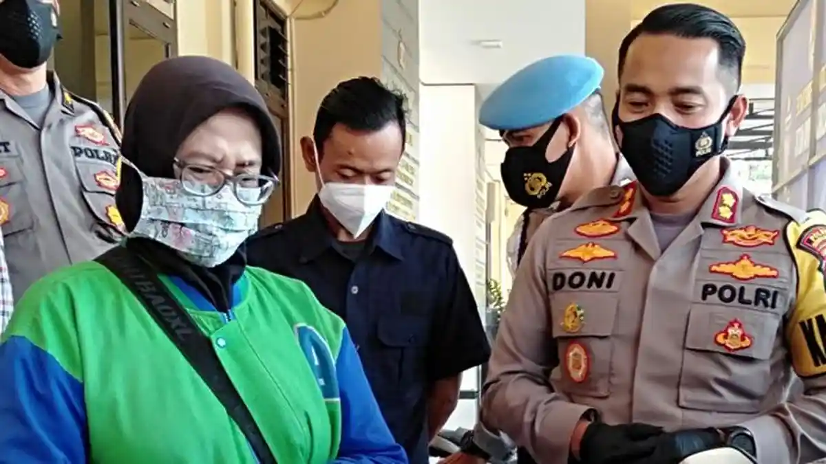 Enung Tak Kuasa Tahan Tangis Saat Melihat Barang Miliknya Ini Ada di Mapolresta Tasikmalaya