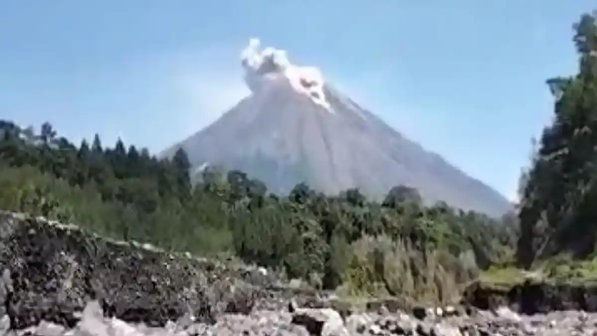 Gunung Semeru Erupsi Keluarkan Abu Vulkanik Setinggi 14 Ribu Kaki, Awan Panas Guguran Kembali Keluar