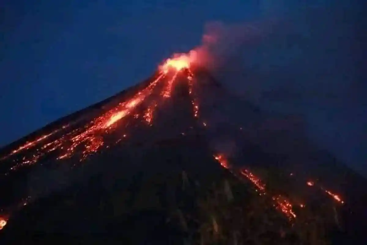 Breaking News, Guguran Lava Gunung Api Karangetang di Sitaro Terlihat Jelas pada Malam Hari