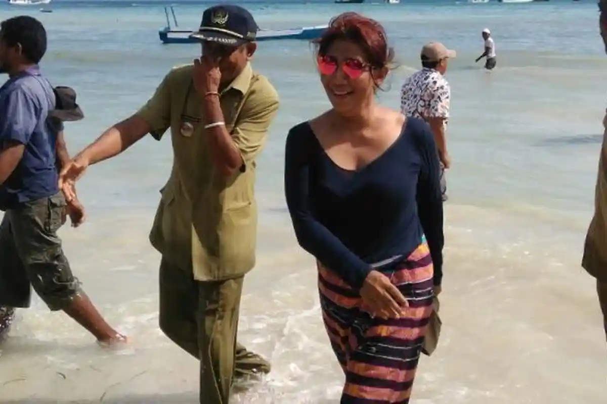 Susi Bagikan 500 Kacamata Renang bagi Anak-anak Lembata