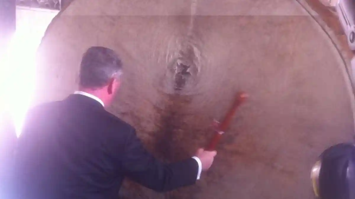 Pendeta Ikut Pukul Bedug Malam Takbiran