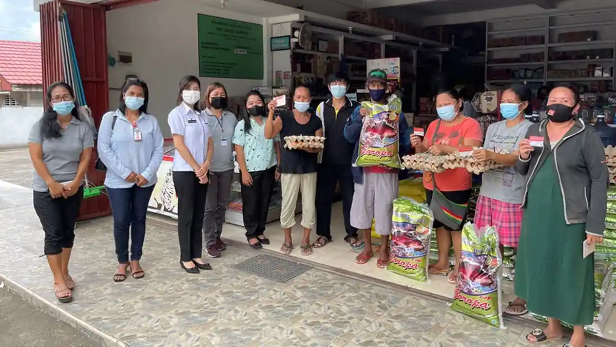 Yultin Salindeho Warga Bitung Terbantu dengan Bansos Sembako PPKM dari Pemerintah