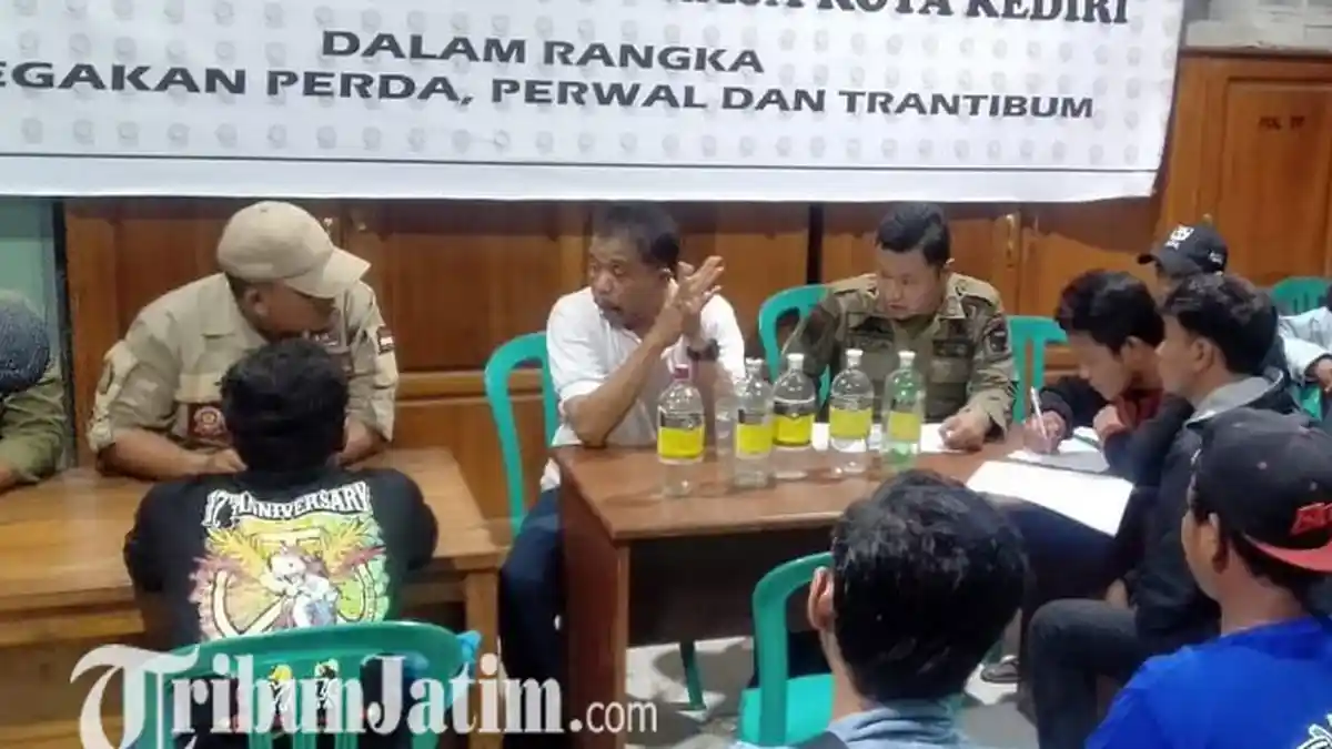 Satpol PP Bubarkan Arena Pesta Miras di Bantaran Brantas Kota Kediri
