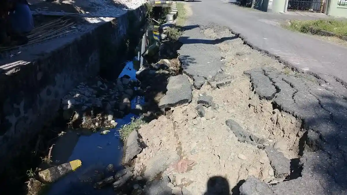 Jalan Nyiur Palopo Amblas, Rumah Warga Terancam Ambruk