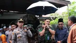 Kapolsek-Banda-Raya-Iptu-Jumadil-Firdaus-saat-mengangkat-keranda-jenazah-Agusnadi.jpg