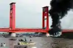 Kapal Bermuatan Drum Minyak Meledak di Kolong Jembatan Ampera