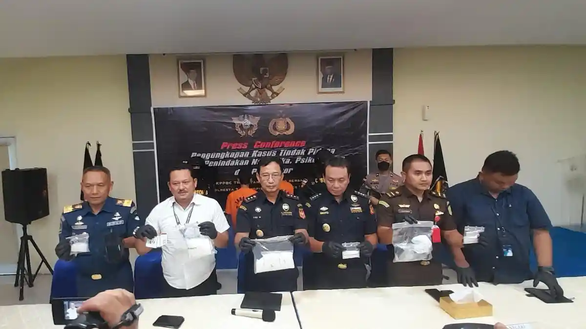 Dua Pria dari Batam Bawa 1 Kg Sabu Sabu Lewat Pelabuhan Bintan, Satu Masih DPO