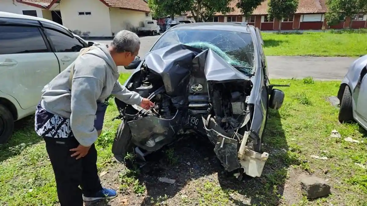 BREAKING NEWS: Agya Tabrak Pembatas Jalan di Secang Magelang, Satu Penumpang Tewas