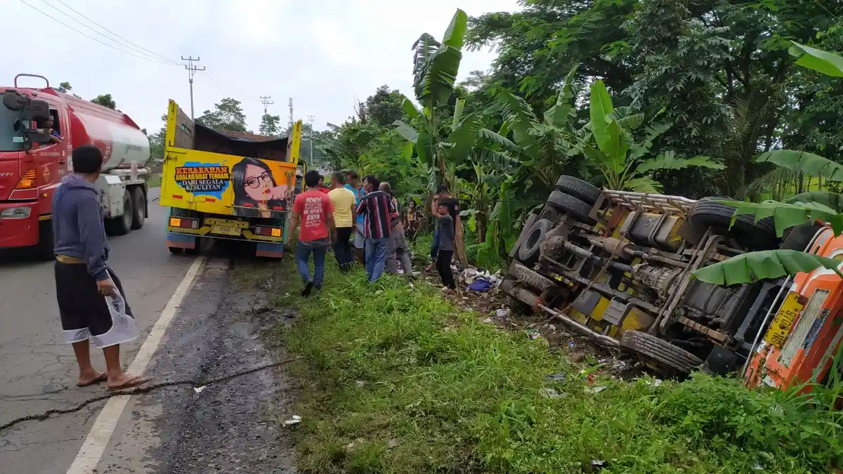 Hindari Motor yang Terjatuh Akibat Jalan Berlubang, Truk Terguling dan Masuk Kebun Pisang di Cianjur