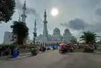 suasana-pedagang-di-depan-masjid-raya-syekh-zayed-solo-selasa-312023.jpg