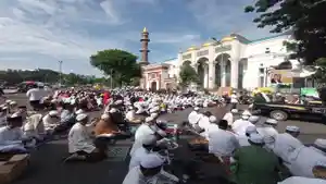 Beri-Dukungan-ke-Haji-Halim-Ulama-dan-Warga-Palembang-Gelar-Doa-Bersama-di-Depan-Masjid-Agung.jpg