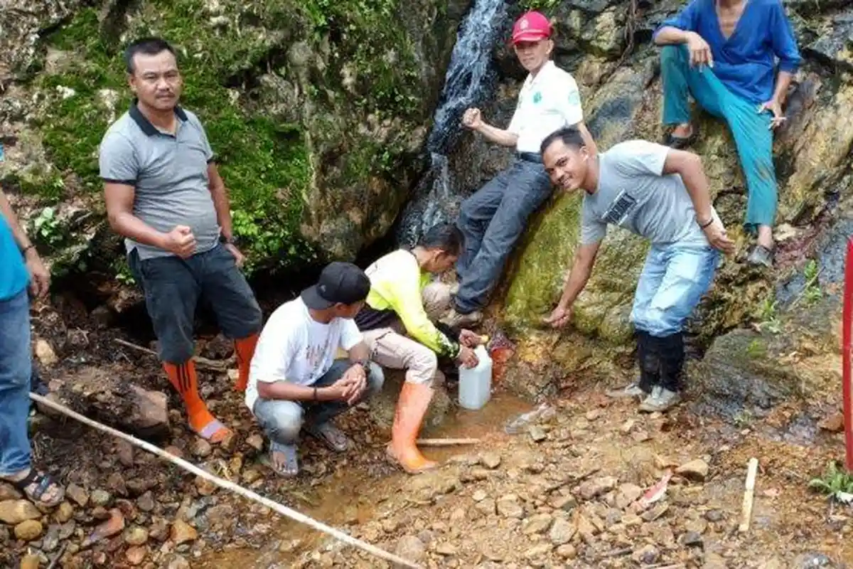 Masyarakat Temukan Air Asin di Atas Gunung Inem Tinggi Sarolangun