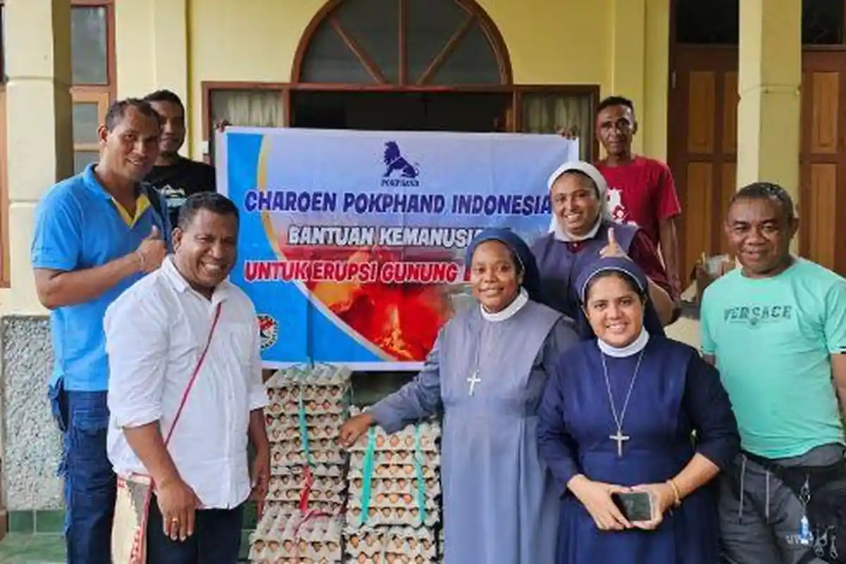 Patris Lali Wolo dan Tim PT Charoen Pokphand Indonesia Salurkan Bantuan untuk Pengungsi Lewotobi