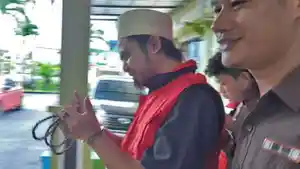 Gus-Samsudin-pakai-peci-tersangka-kasus-video-viral-tukar-pasangan.jpg