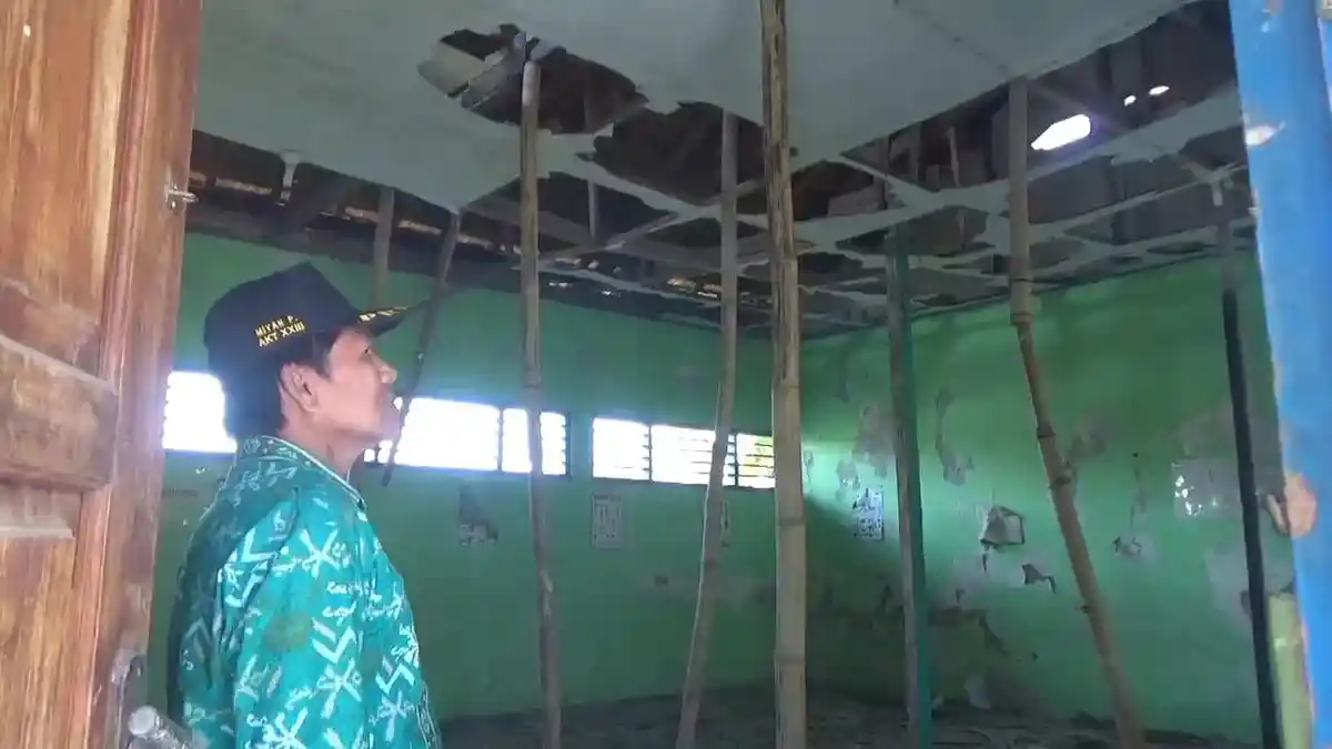 Kondisi Bangunan Dua SD Negeri di Madiun Menyedihkan, Atap Diganjal Tiang Bambu Serta Dinding Jebol